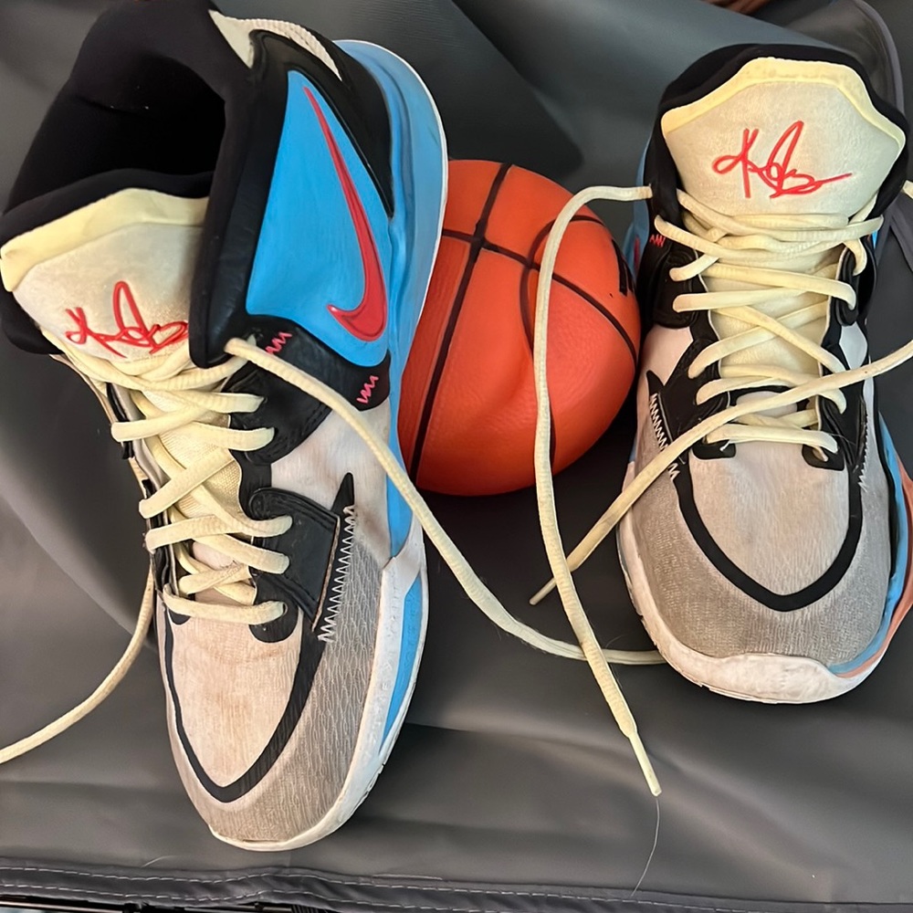 Nike Kyrie 8 SE donated